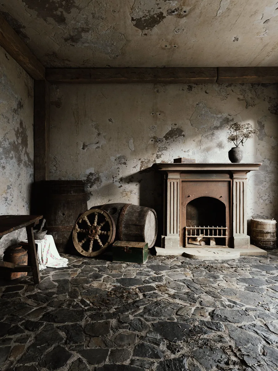 Intérieur ancien nécessitant une attention aux matériaux avant une rénovation