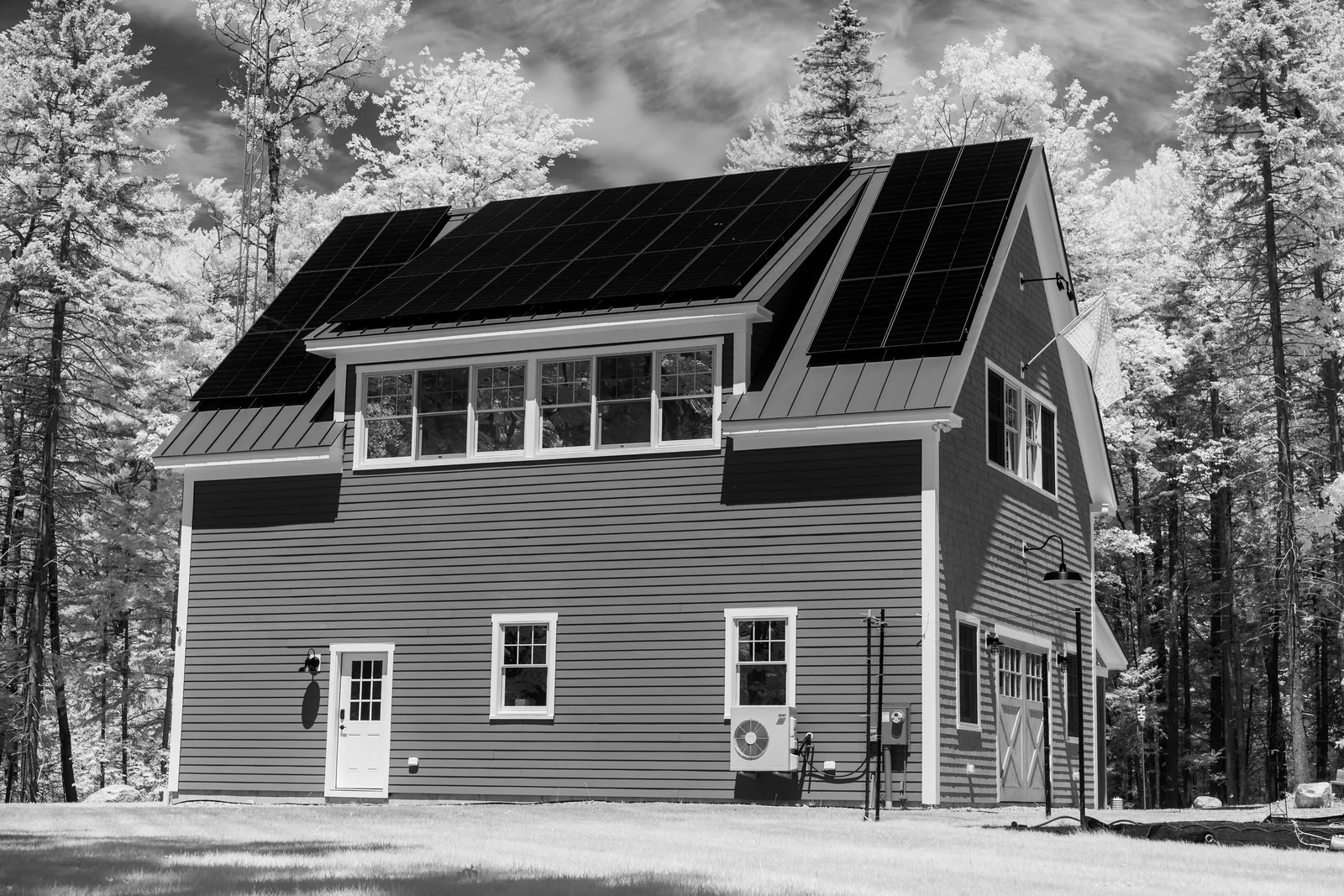 Maison avec équipements énergétiques illustrant un projet de rénovation